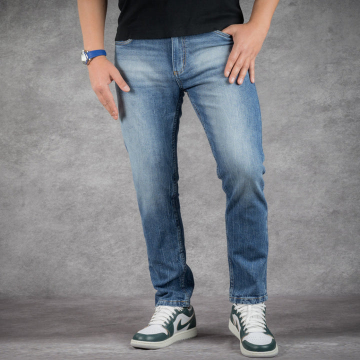 5' 8" short men wearing perfect fit washerd blue jeans 