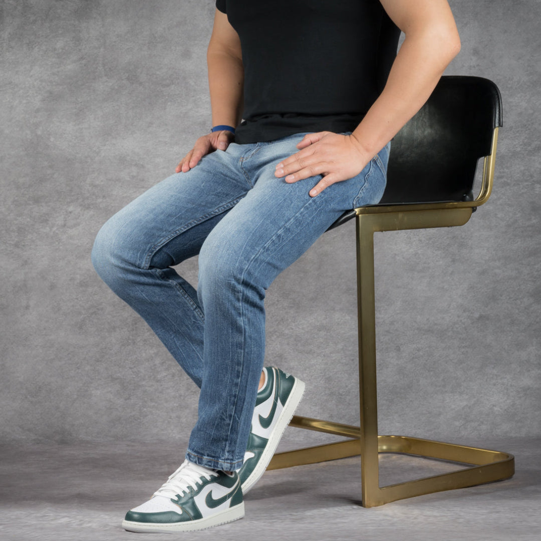 5' 8" short men wearing perfect fit washerd blue jeans 